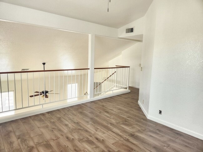 Building Photo - 3 bed 2.5 bath with loft