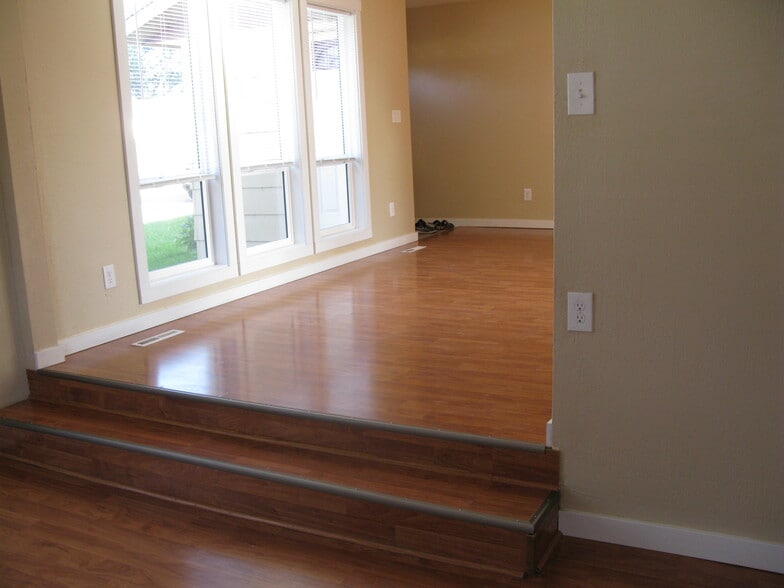 Building Photo - 305 S 5th St W