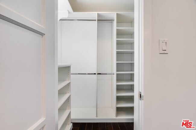 Building Photo - 741 Chautauqua Blvd