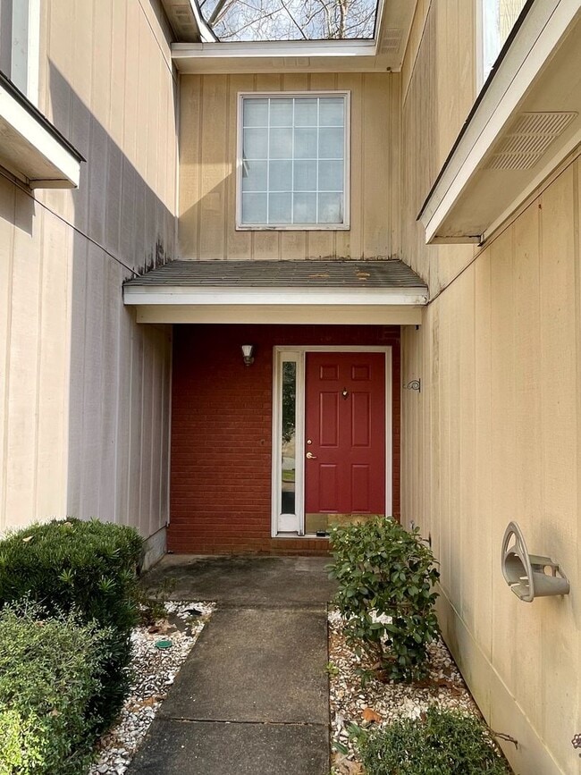 Building Photo - Briarwood West!!!   FULL PAINT!!!   FIREPLACE!!