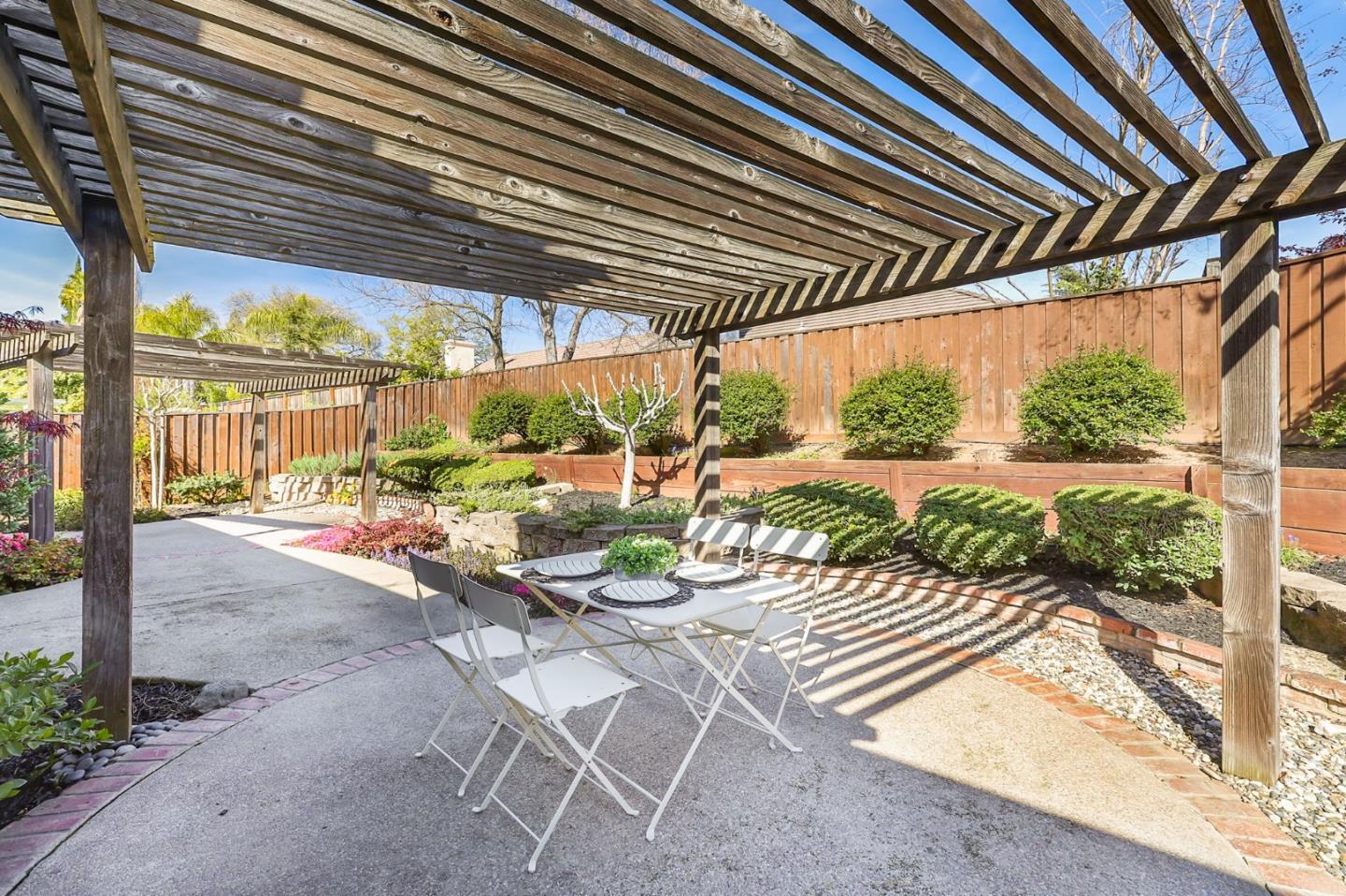 Building Photo - 1144 S Bluff Dr