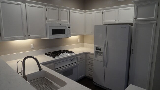Building Photo - Clean & Spacious 2BR 2BA Two-Story, All Up...