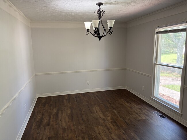 Building Photo - 409 Cloverleaf Dr