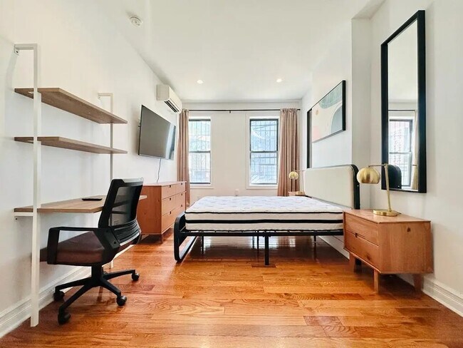Building Photo - Furnished room/NOT APARTMENT