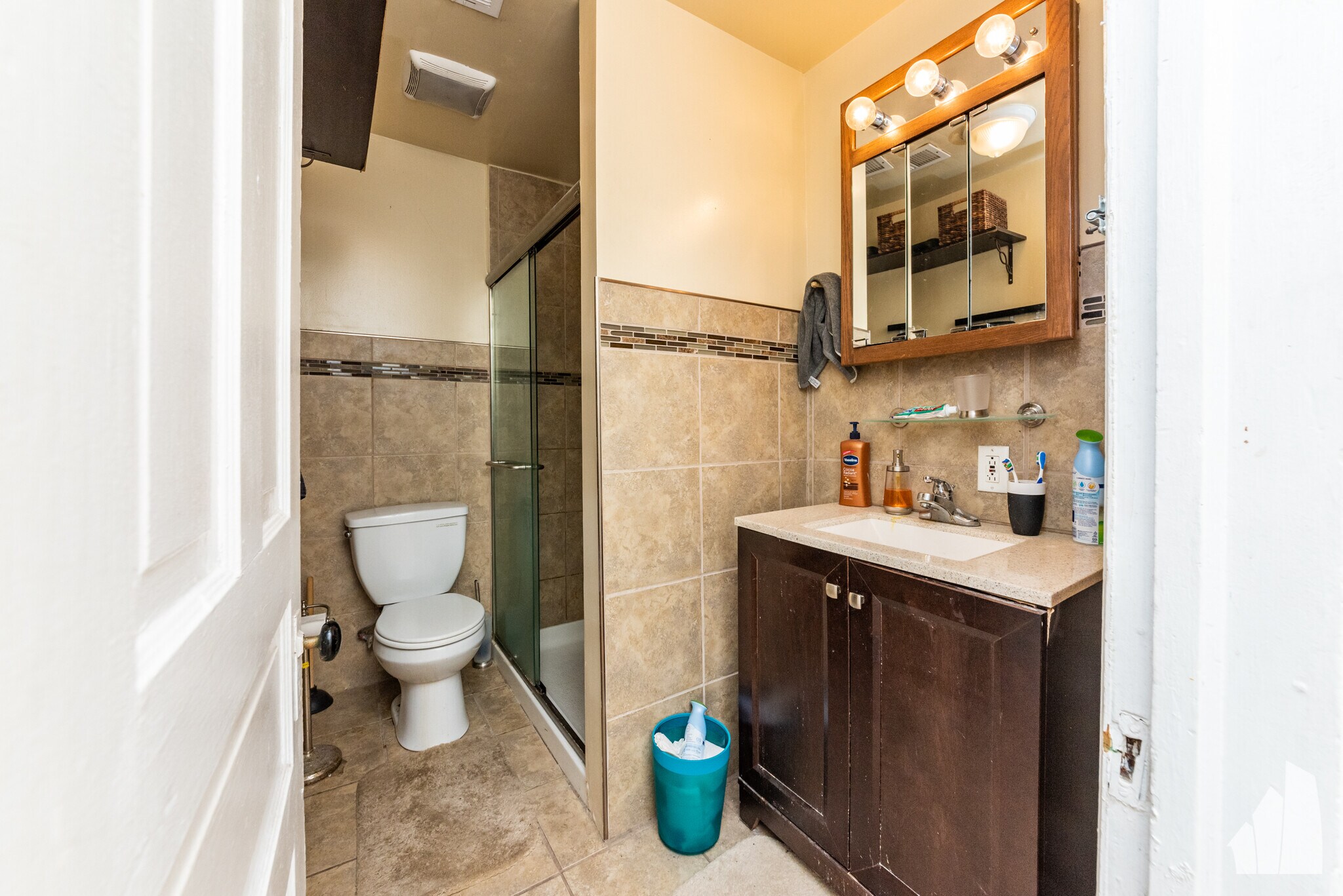 Building Photo - 2057 W Roscoe St