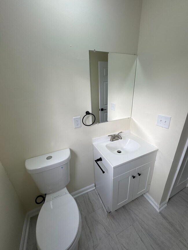 Building Photo - 4082 Forest Ave W