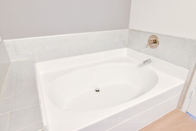 Building Photo - Renovated 2 Bedroom, 2.5 Bath Townhome