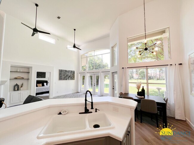 Building Photo - Custom Furnished 4 bed 3.5 bath in Emerald Bay!