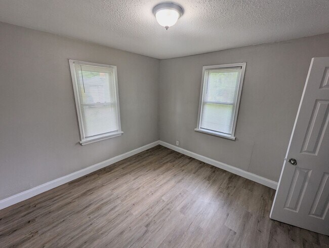 Building Photo - Farmview Vista - Section 8 Friendly!