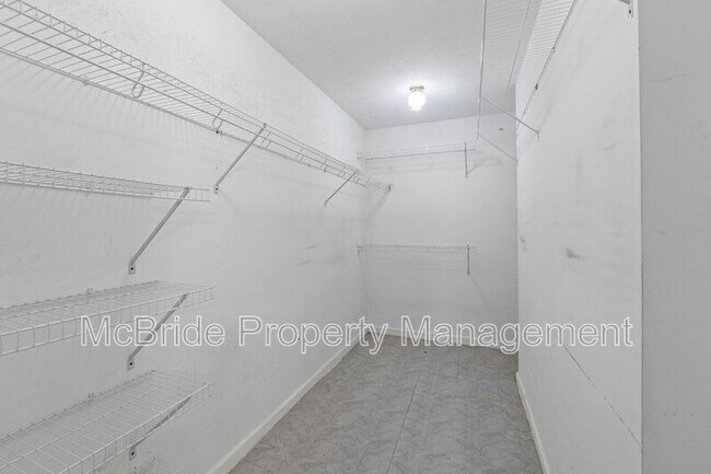 Building Photo - 3358 Tanglewood Dr