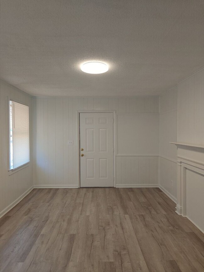 Building Photo - Charming 2-Bedroom Home with Spacious Yard