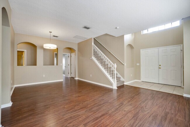 Building Photo - Spacious 4/3 House With 3-Car Garage In Th...