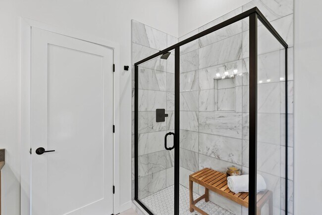 Building Photo - Modern Elegance in the Heart of Wallingford