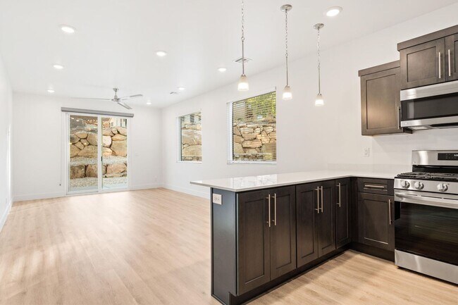 Building Photo - Beautiful 4 bedroom, 3.5 bathroom twin home in St George!