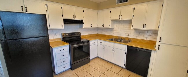 Building Photo - EXCELLENT HOME WITH MOUNTAIN VIEWS!