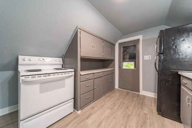 Building Photo - 409 Racine St