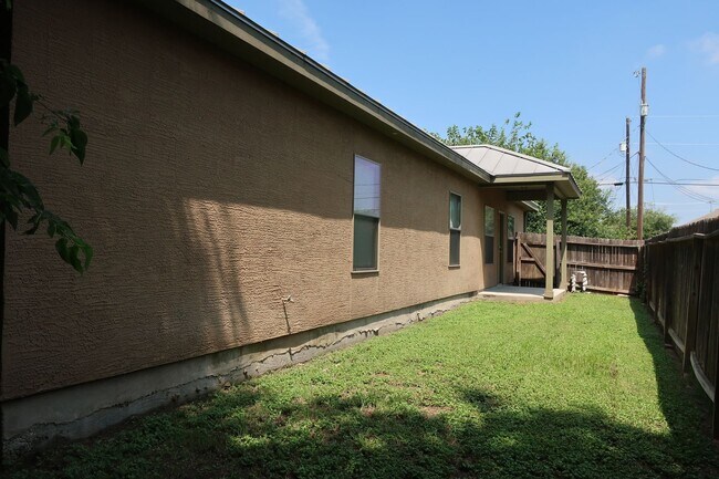 Building Photo - 3/2/1 Duplex w/ Stained Concrete Floors Th...