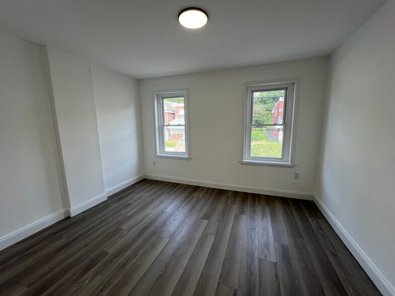 Building Photo - 921 W 3rd St