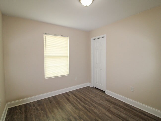 Building Photo - 140 Meadows Ln