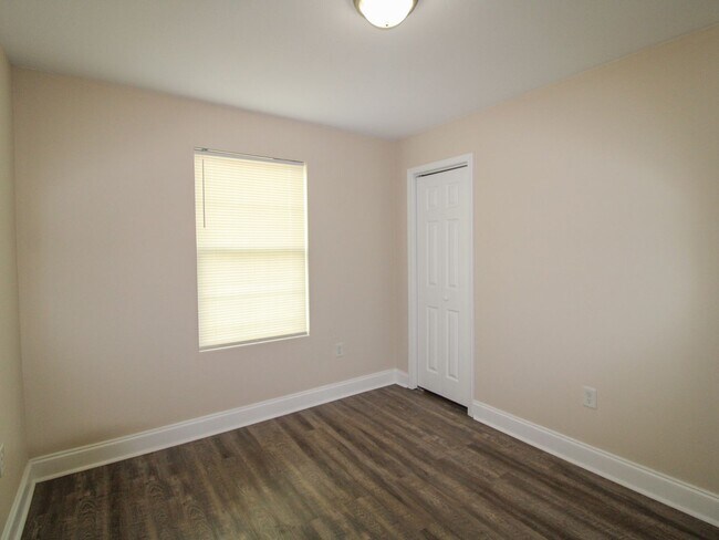 Building Photo - Charming 3BR/2BA Duplex Close to Shopping & Schools