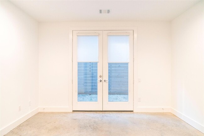 Building Photo - 5869 E Post Oak Ln