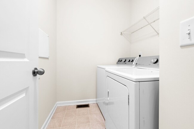 Building Photo - Well Maintained End Unit Townhome with Community Pool! Available July 14th!