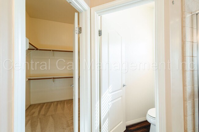 Building Photo - 3 Bedroom/2 Bath Home with an office and paid solar - $2695 per month!