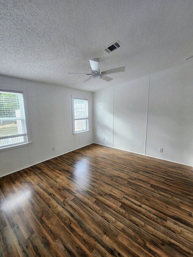 Building Photo - 10322 Andre Blvd