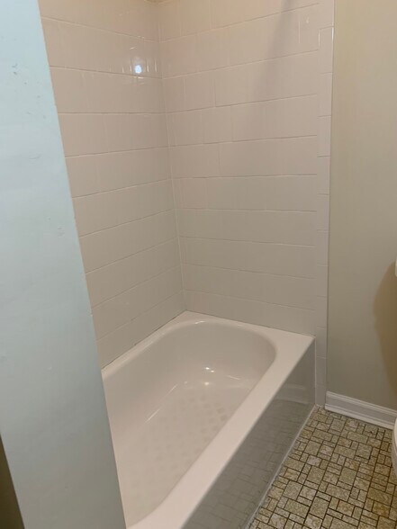 Building Photo - 527 9th St NE