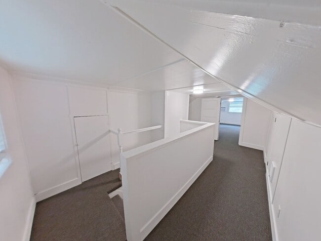 Building Photo - Remodeled 5 bedroom Campus House