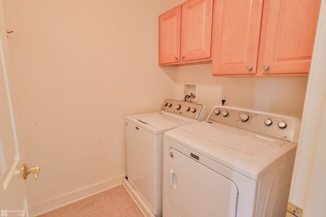 Building Photo - Beautifully maintained, energy-efficient f...
