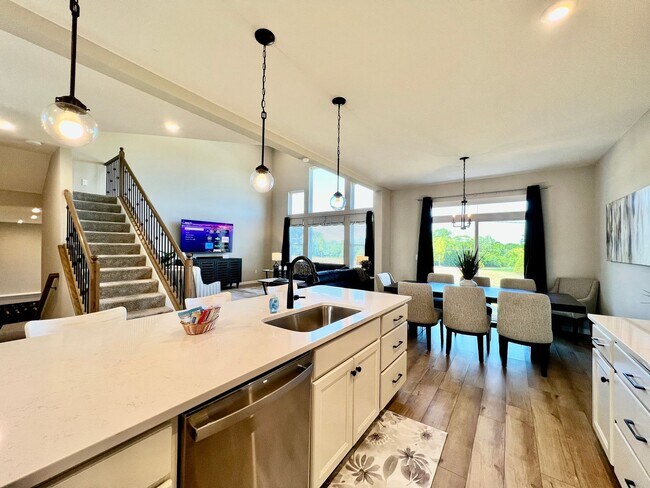 Building Photo - Fully Furnished Executive Miamisburg Home
