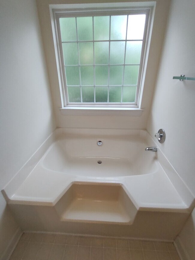 Building Photo - NEWLY RENOVATED 4 Bed/2 Bath with Communit...