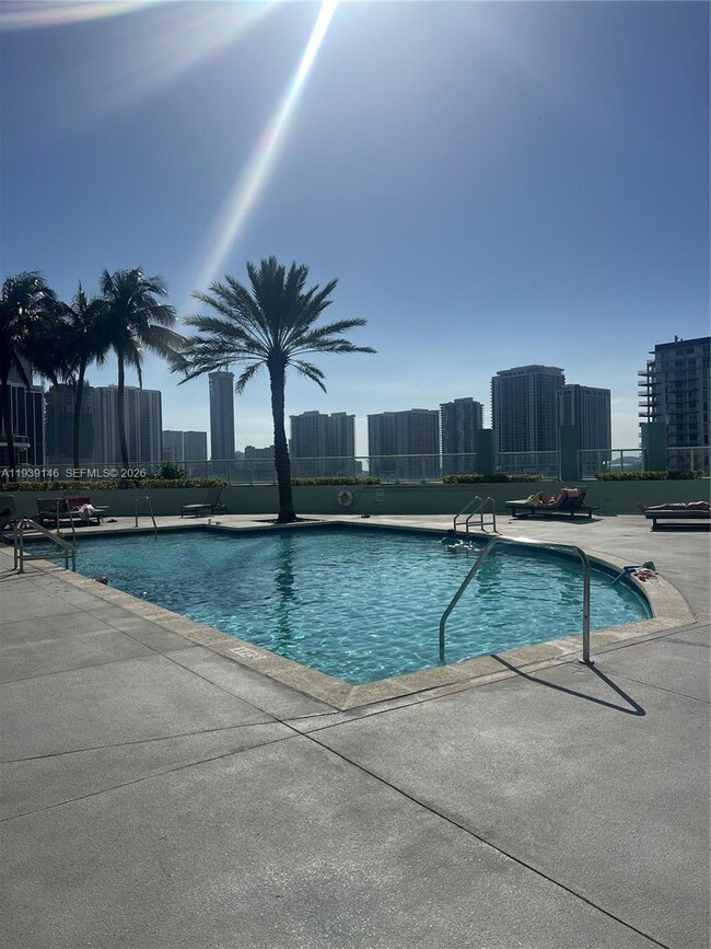 Building Photo - 1900 N Bayshore Dr