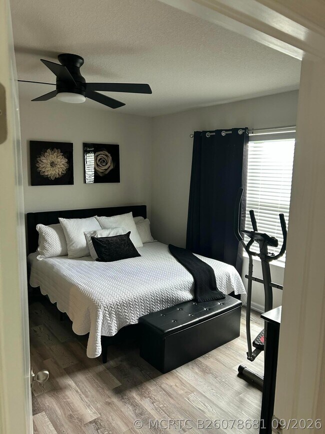 Building Photo - 825 Persimmon Pl