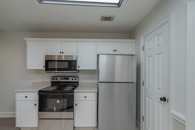 Building Photo - A Smart Home with Room to Roam conveniently located near Doctor's Hospital!