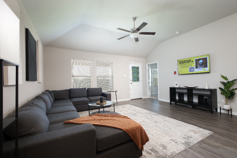 Primary Photo - 5019 Topaz Bnd