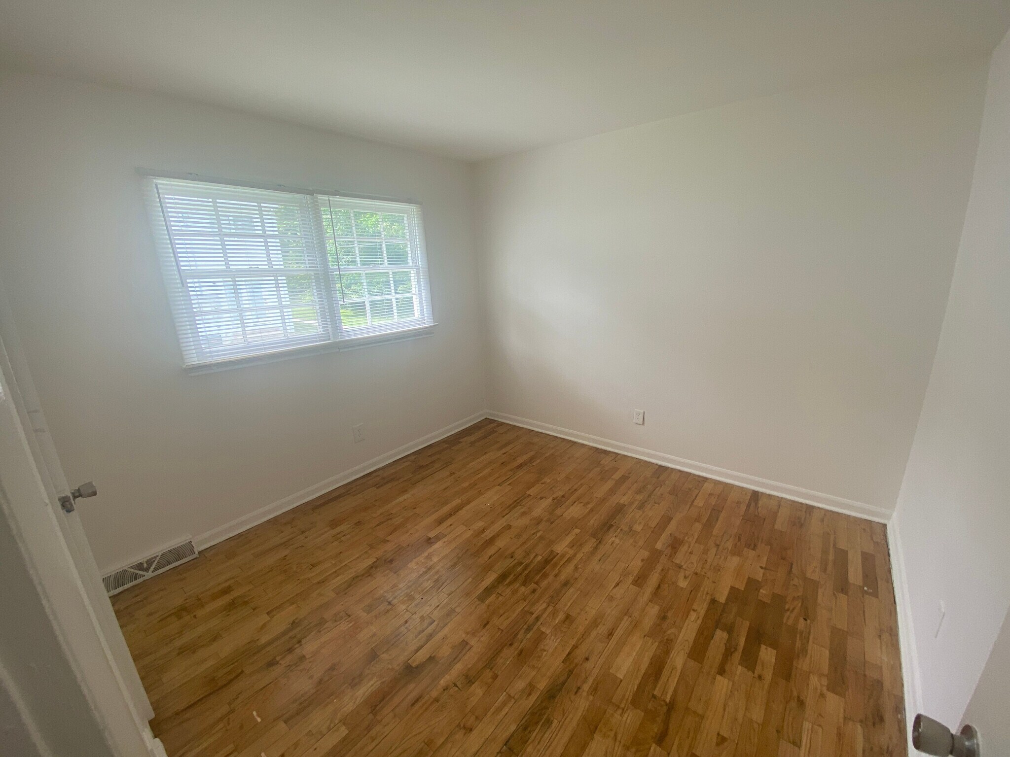 Building Photo - Room in Apartment on Greenbriar Rd