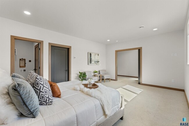 Building Photo - 2807 S Terry Ave