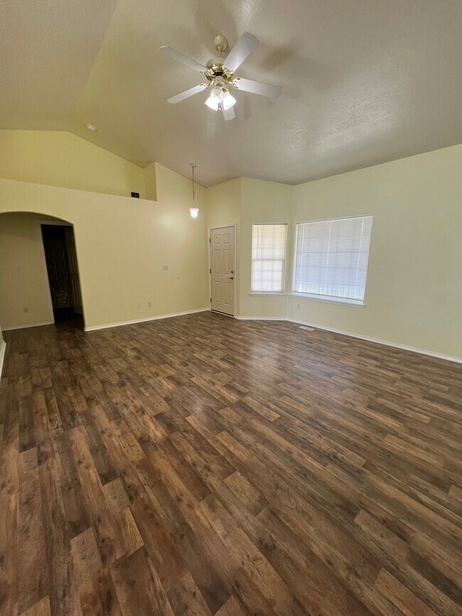 Building Photo - 3 Bed 2 Bath House in Nampa!