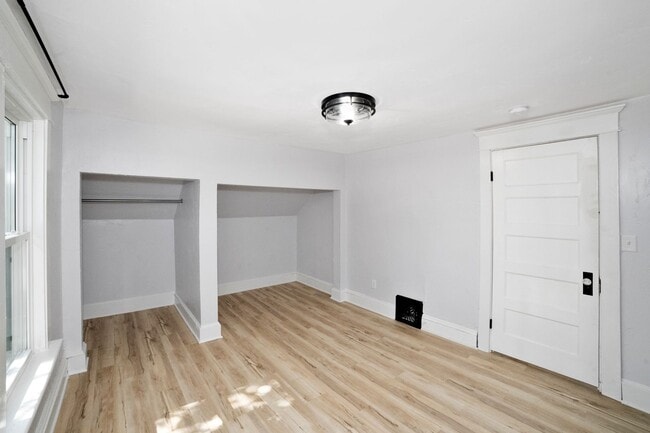 Building Photo - 3 Bedroom Custom Neenah Home