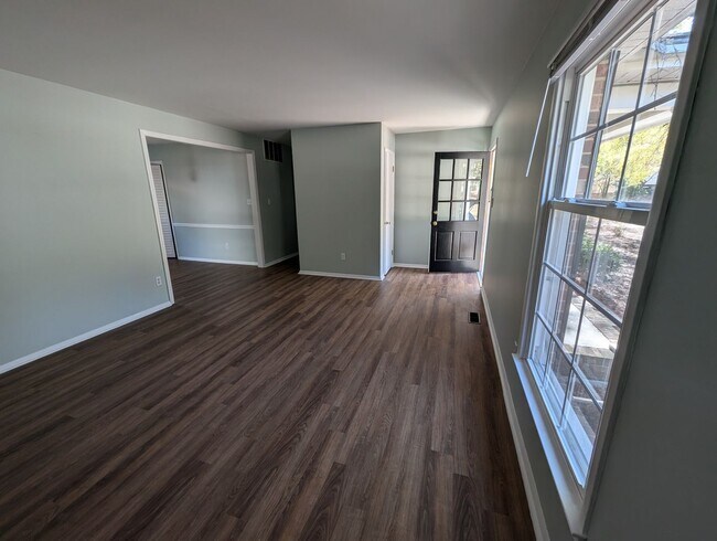 Building Photo - 1208 Somerset Rd