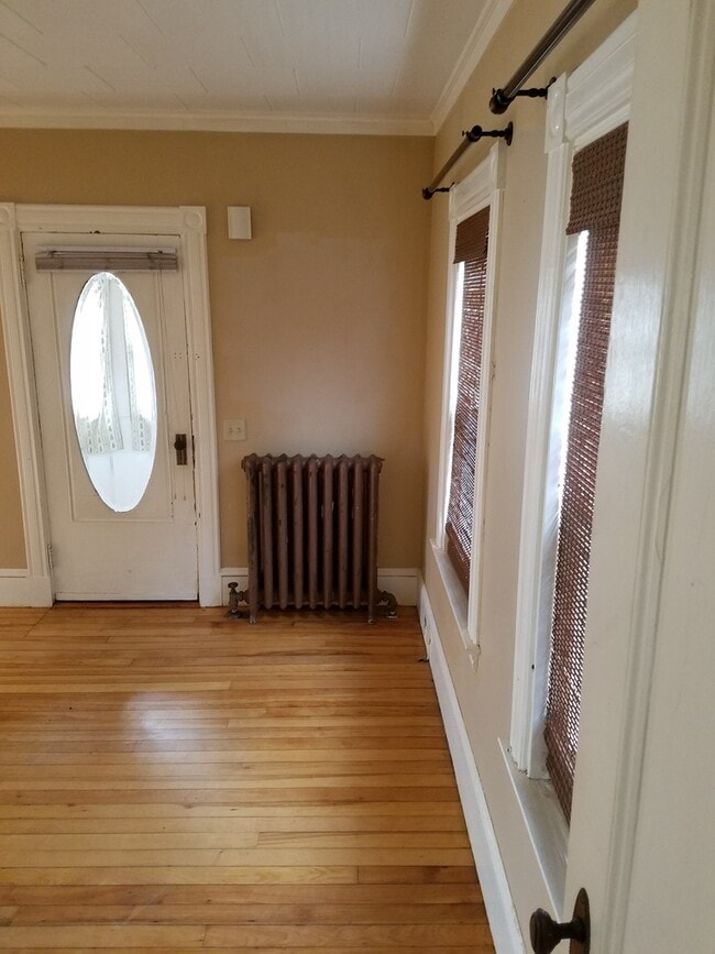 Building Photo - 3 bed 1 bath house with large deck, butler...