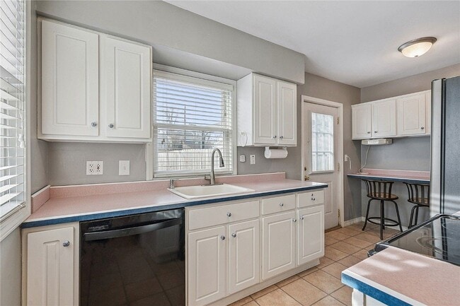 Building Photo - 632 34th St SE