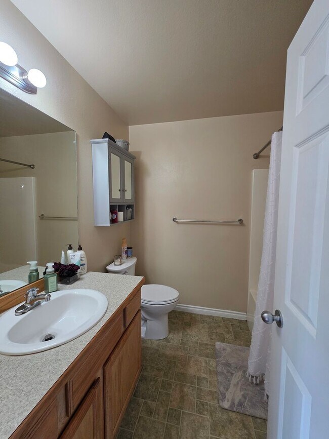 Building Photo - Easy JBER access and quiet location
