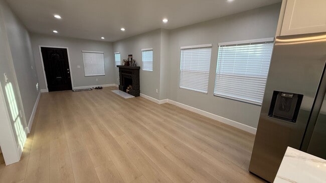 Building Photo - EPIC REA: Charming 2 Bed/ 1 Bath Home in Oakland’s Foothill Neighboorhood