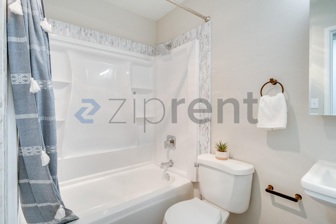 Building Photo - Unit 407