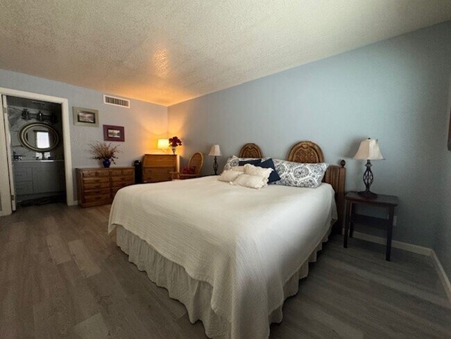 Building Photo - Furnished 2 BR Condo w/ Utilities Boat Dock, Marina, Garage -Roadhaven Marina Avail June-Dec, May...