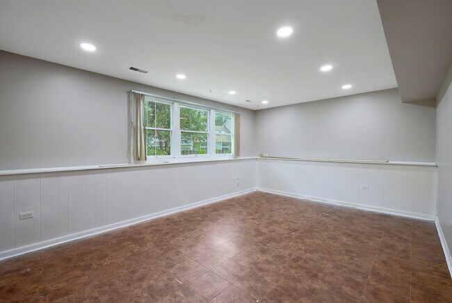 Building Photo - 1356 Larchmont Dr