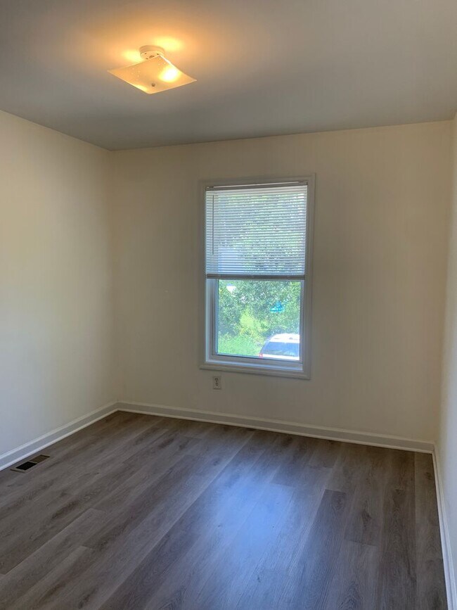Building Photo - 3 Bedroom 2 Bath House Available Now on Nash